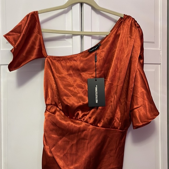 Pretty little thing Dress - Picture 2 of 3